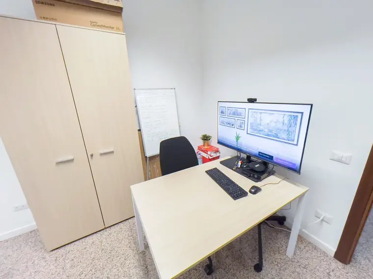 Ufficio singolo con monitor e armadio — San Pietro