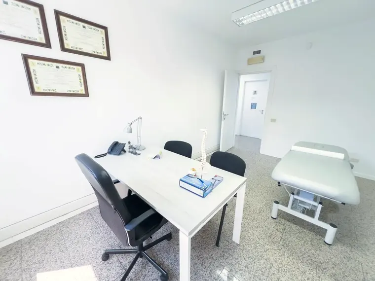 Studio professionale con attestati alle pareti — San Pietro
