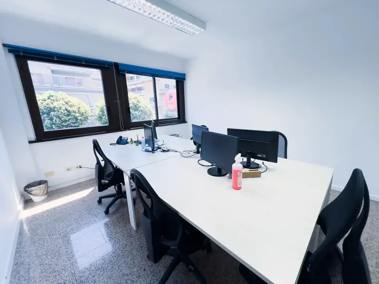 Open space con postazioni doppie e finestre a nastro — San Pietro