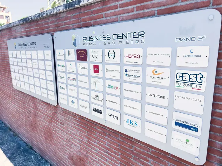 Parete con le targhe delle aziende domiciliate nel business center — San Pietro