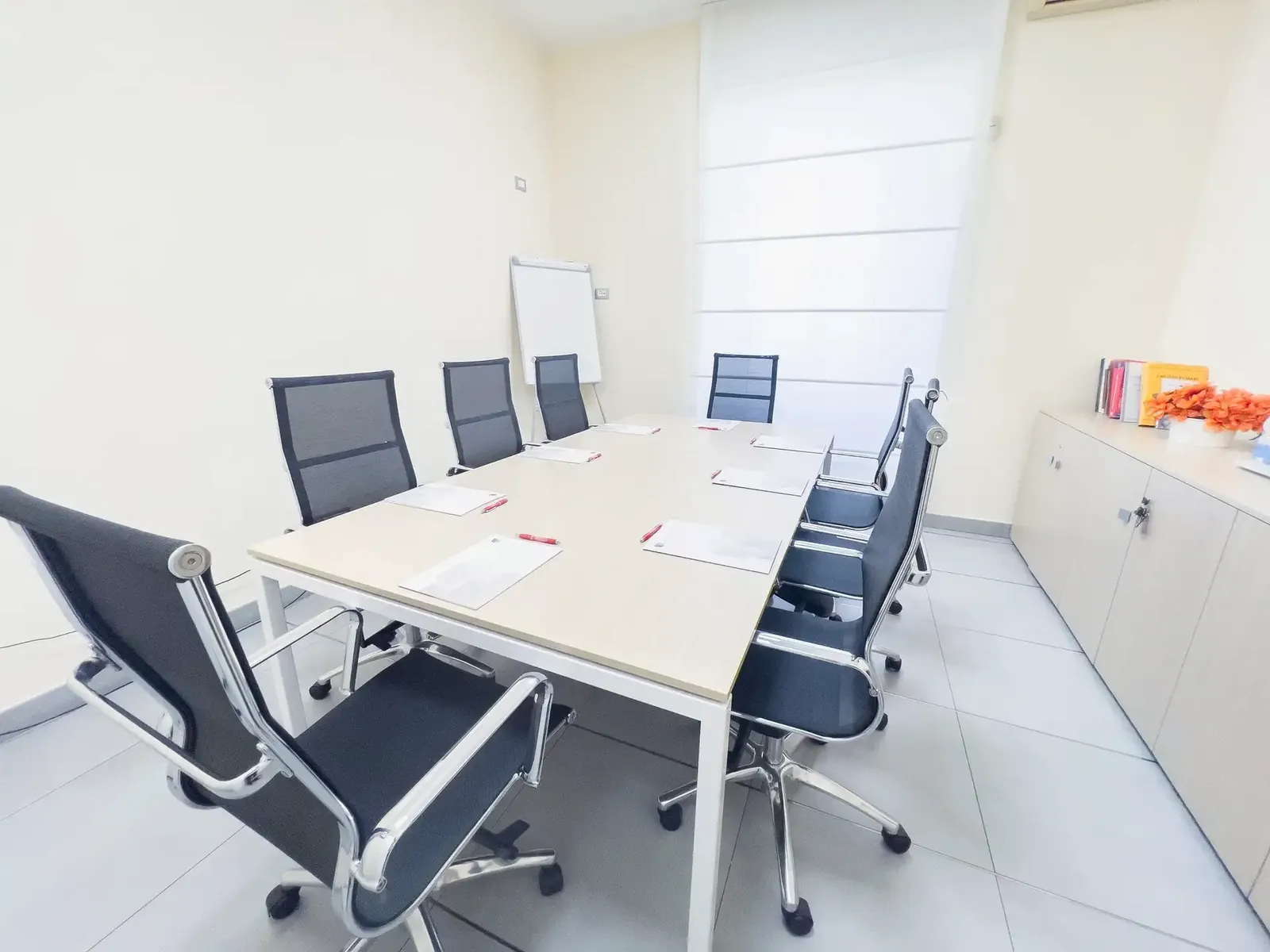 Sala riunioni con tavolo per otto persone — Giulio Cesare
